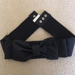 Black faux leather belt with bow